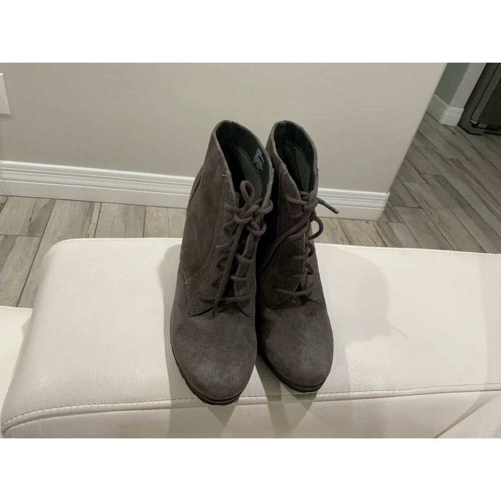 White‎ Mountain Women's Gray Suede Lace Up Wedge Ankle Boots Size 7.5